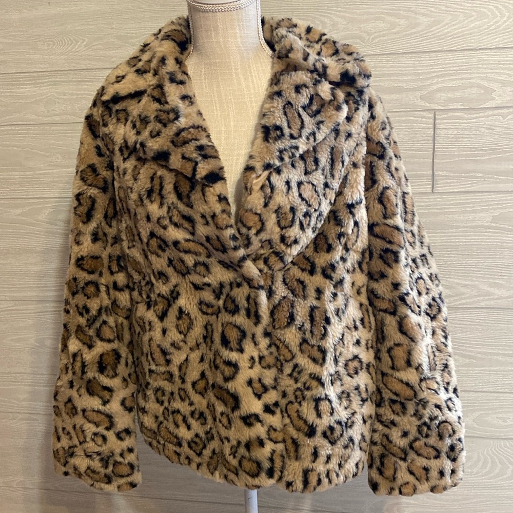 Leopard print faux fur jacket. Size S